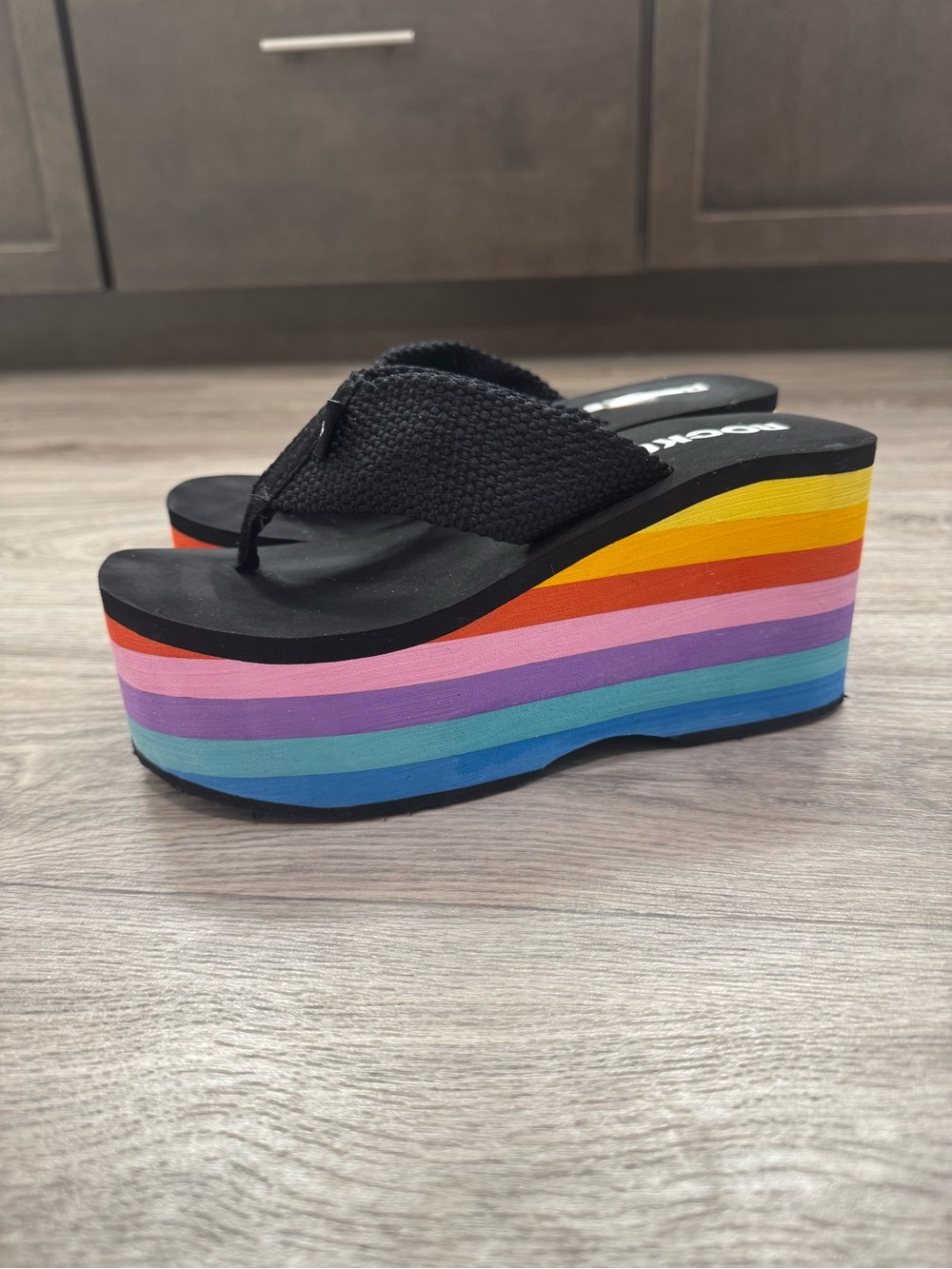 Rocket Dog Platform Flip-Flops with Rainbow Platform, Size 8 - Picture 2 of 3